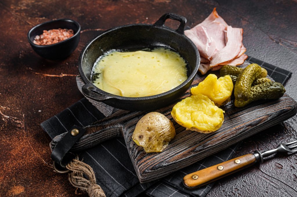 Raclette à bord : une expérience gourmande unique | LxYacht