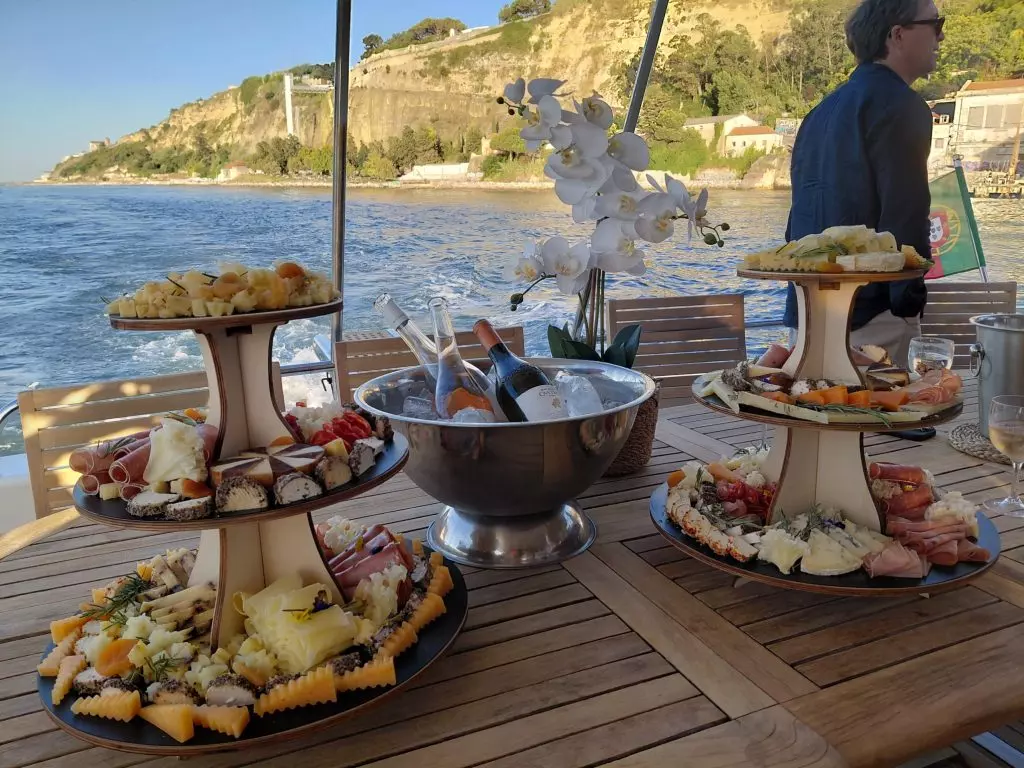 Extend the pleasure with our sharing boards on board. Fine charcuterie, cheeses and local produce: the ideal aperitif for your private cruises with LxYacht.