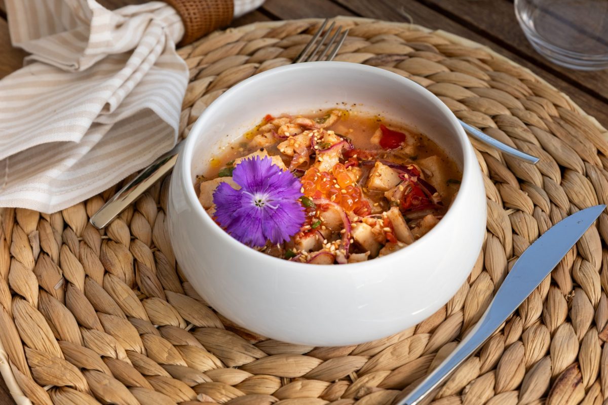 Découvrez nos menus à bord chez LxYacht. Du déjeuner gastronomique aux planches apéritives, vivez une expérience culinaire inoubliable lors de votre croisière privée.
