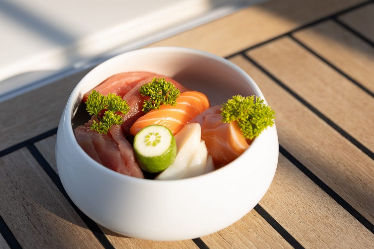 Dégustez notre menu sushi à bord avec LXYacht. Une sélection de sushis frais et raffinés à savourer face à l'océan lors de votre croisière privée. Découvrez notre carte.