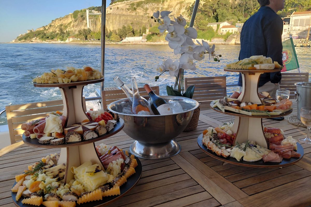Prolongez le plaisir avec nos planches à partager à bord. Charcuterie fine, fromages et produits locaux : l'apéritif idéal pour vos croisières privées avec LxYacht.